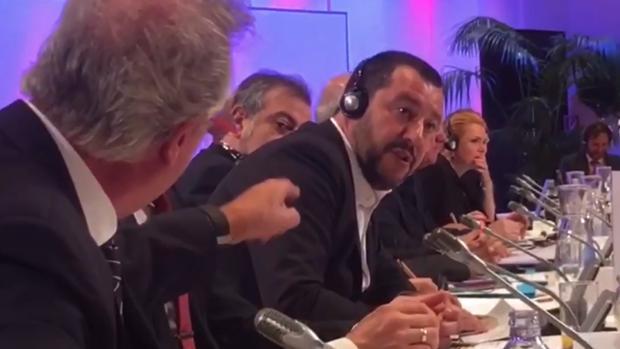 Momento del encontronazo entre el ministro luxemburgués y Salvini en Viena