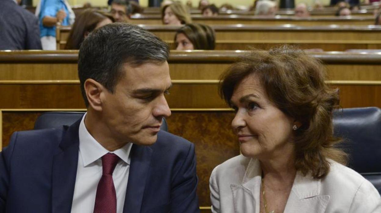 Carmen Calvo y Pedro Sánchez durante una seisión de control al Gobierno