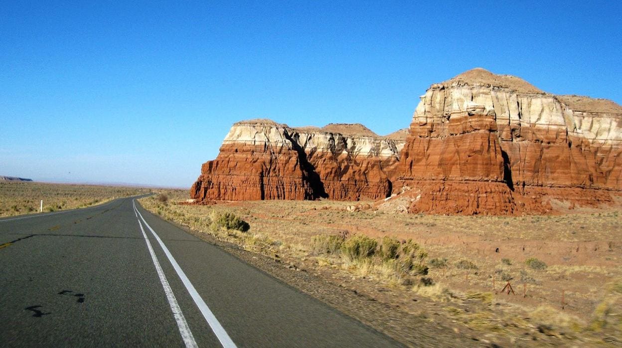 Imagen de archivo de una carretera en Arizona, Estados Unidos