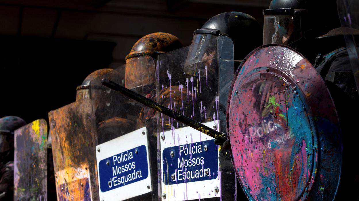 Los Mossos d'Esquadra cubiertos con pintura lanzada por manifestantes independentistas