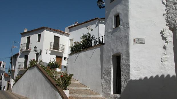 Calle del pueblo de Galaroza, en la sierra de Huelva