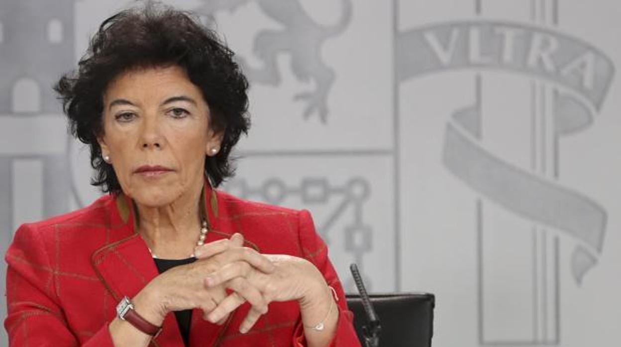 La ministra de Educación propone que se pueda aprobar Bachillerato con un suspenso