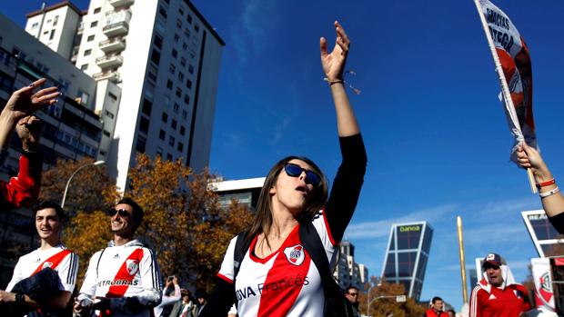 Aficionados del River Plate en la Zona de aficionados habilitada junto a la calle Raimundo Fernández Villaverde en Madrid.