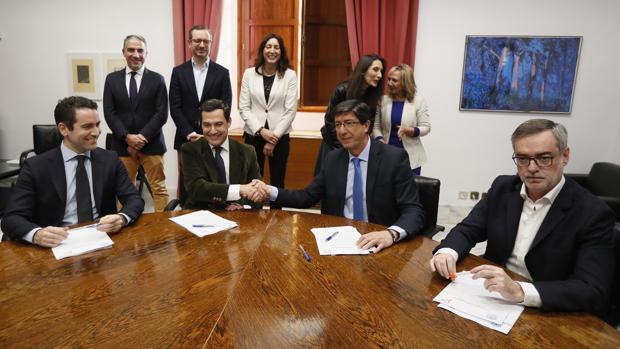 Juanma Moreno y Juan Marín estrechan las manos durante la reunión para sellar su acuerdo de gobierno en Andalucía