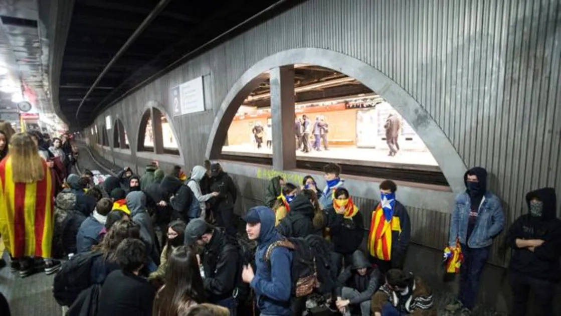 Decenas de personas han ocupado la estación de Renfe en plaza Catalunya impidiendo la circulación de trenes
