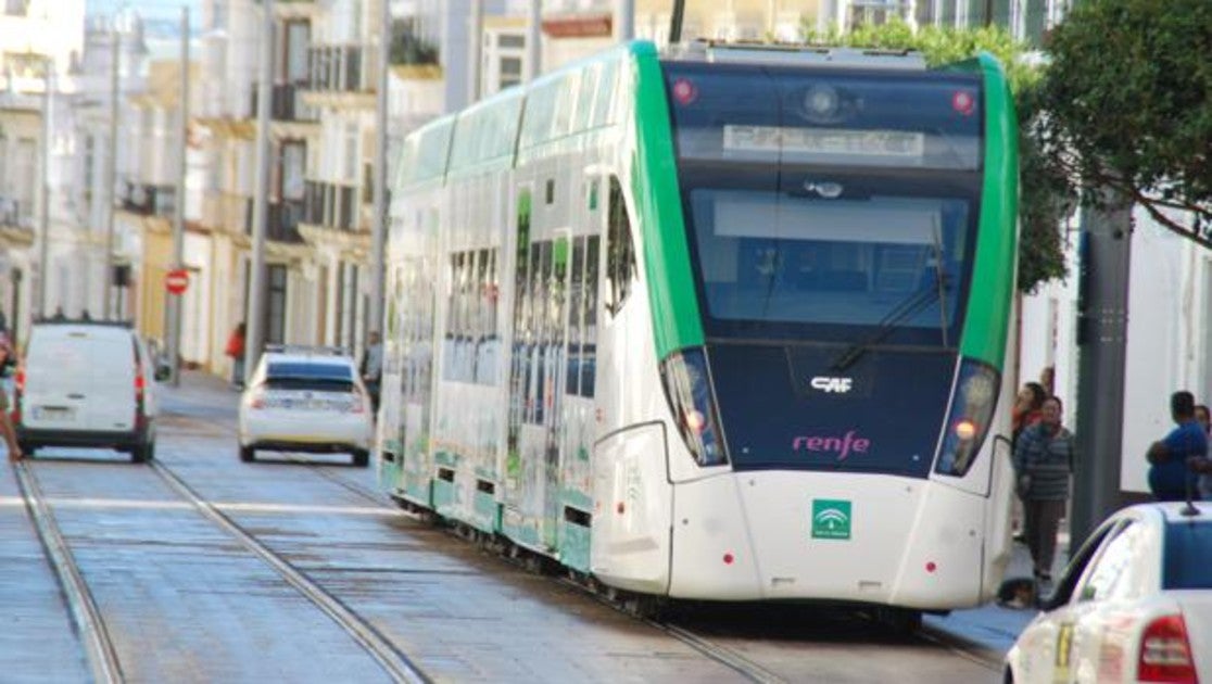 El tranvía en una de sus pruebas de paso por la calle Real de San Fernando.