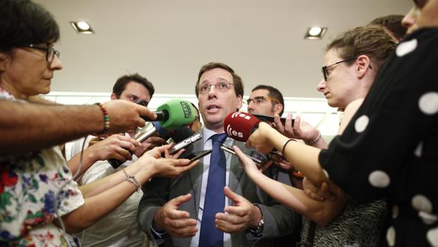 Cacería política contra Almeida