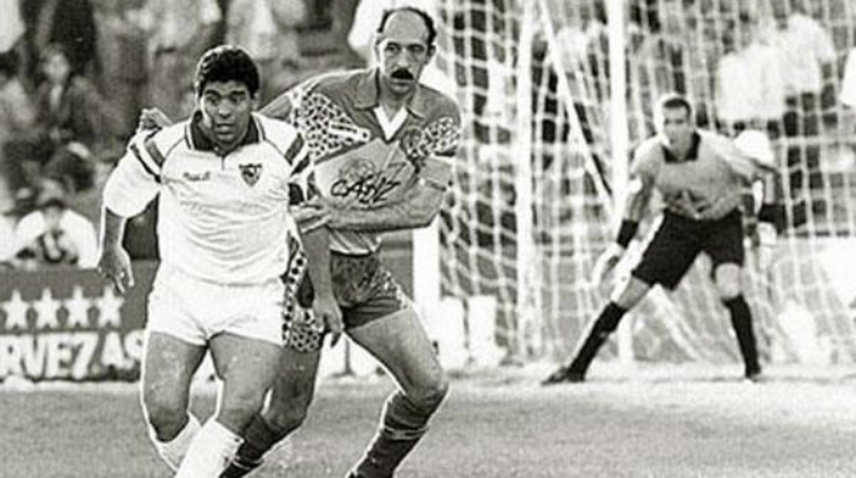 Carmelo, junto a Diego Armando Maradona en el mítico partido del año 93 en Carranza