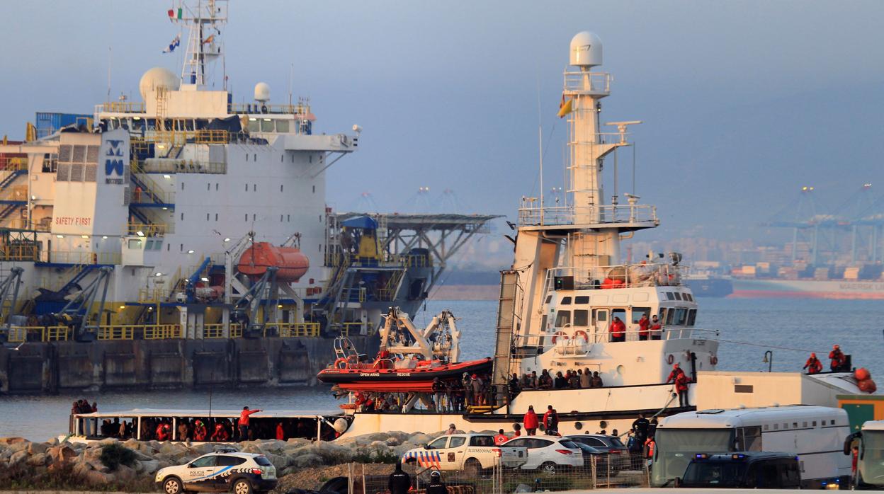 Imagen de El Open Arms a su llegada en diciembre de 2018 a puerto en la Bahía de Algeciras con más inmigrantes