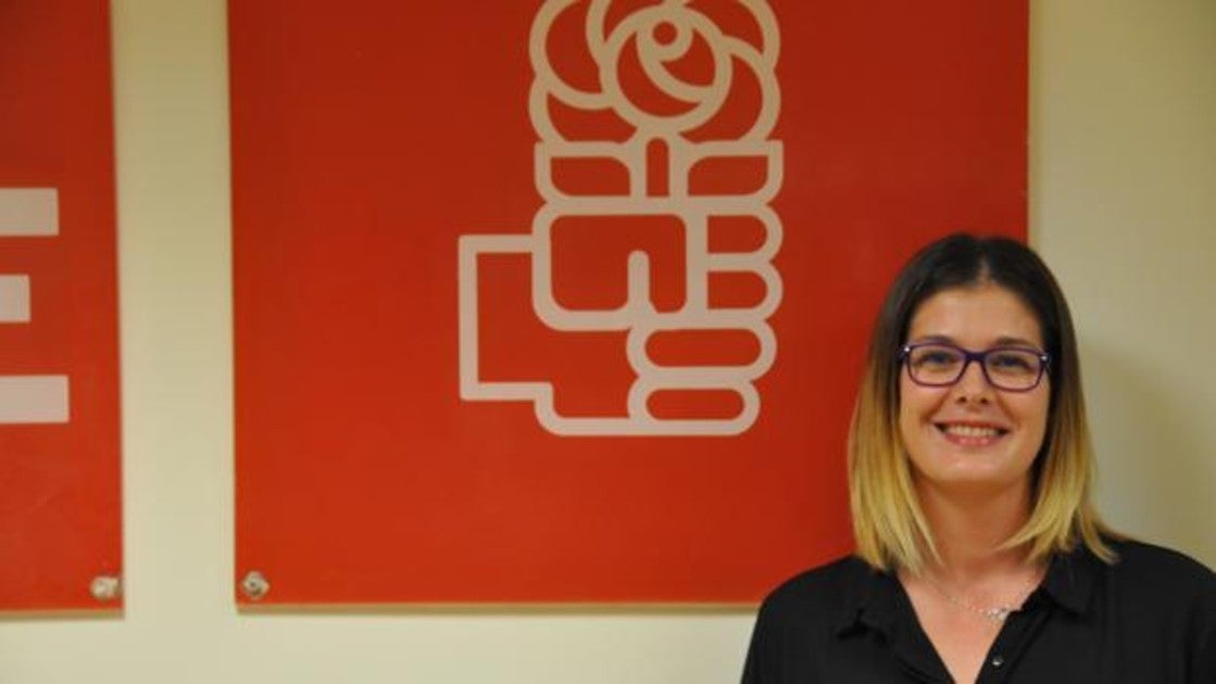 Se sube el sueldo, coloca a una hermana y asciende al tío