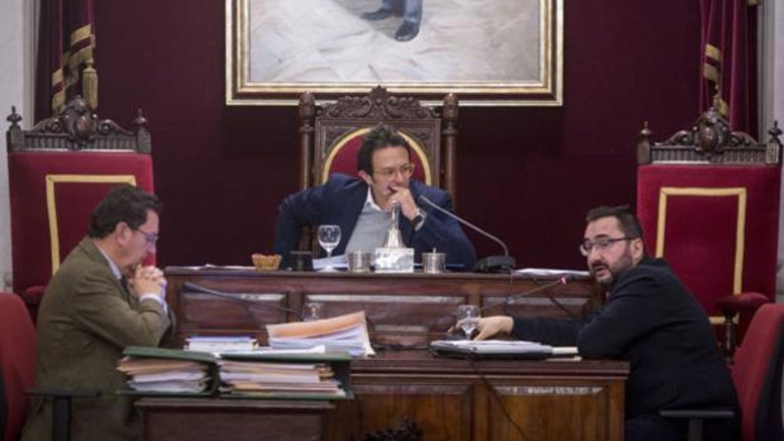 El alcalde de la ciudad, junto con el Interventor y el Secretario en un pleno del Ayuntamiento.