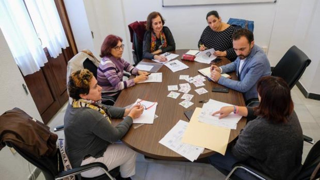 Reunión entre los integrantes del AMPA del colegio Adolfo de Castro y representantes del Ayuntamiento de Cádiz.