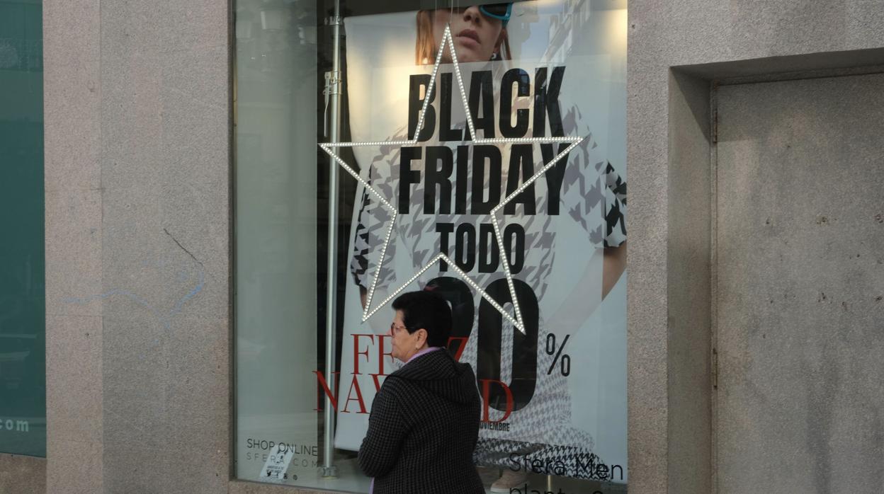 Una mujer pasea por el centro de Cádiz durante el Black Friday.