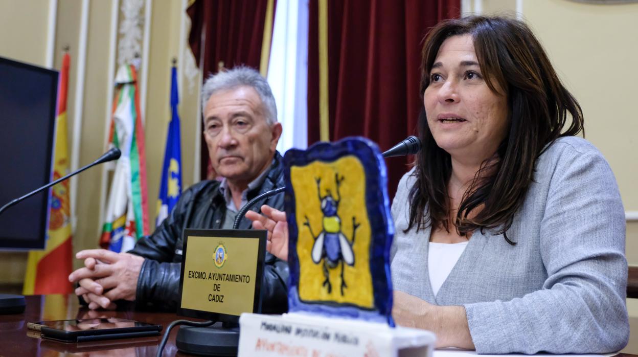 La concejala de Servicios Sociales, Helena Fernández, en la rueda de prensa ayer tras recibir el reconocimiento.