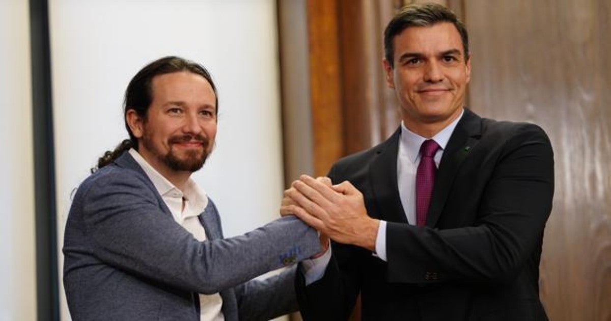 Pedro Sánchez y Pablo Iglesias, durante la firma de su acuerdo.