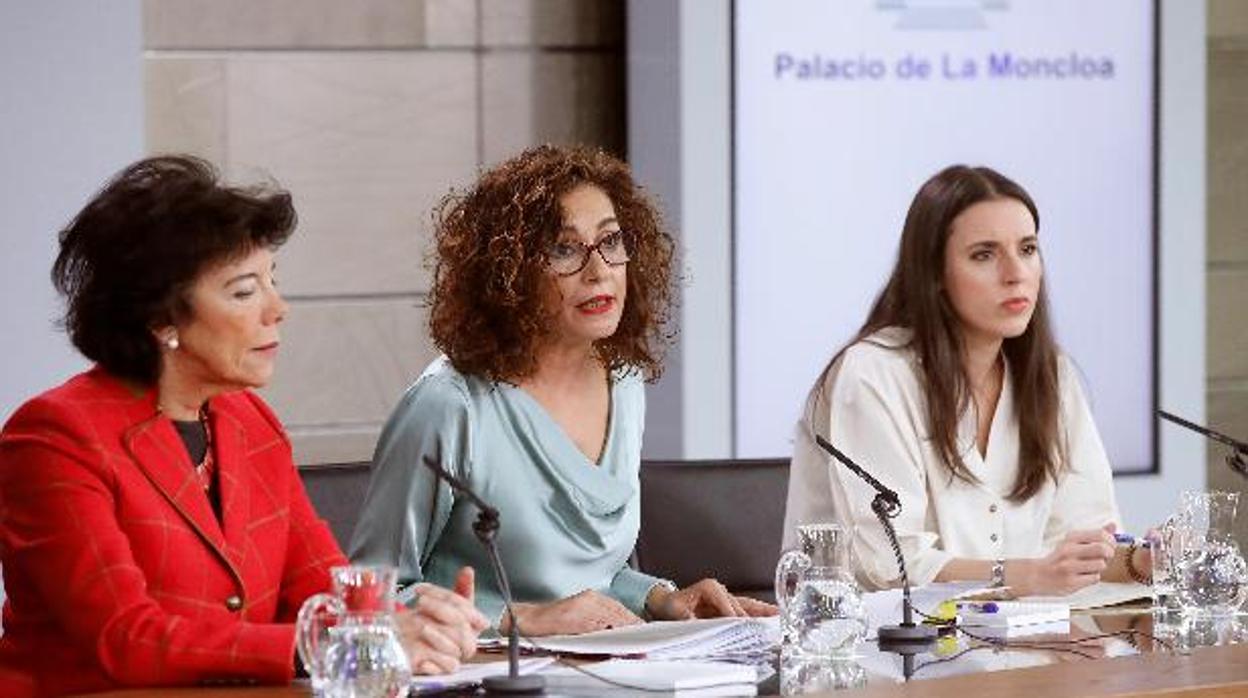 La ministra de Educación Isabel Celaá, la Ministra Portavoz y de Hacienda María Jesús Montero y la ministra de Igualdad Irene Montero