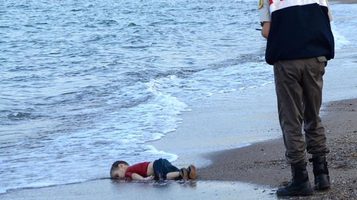 La imagen que dio la vuelta al mundo del fallecimiento de Aylan en la costa de Turquía.