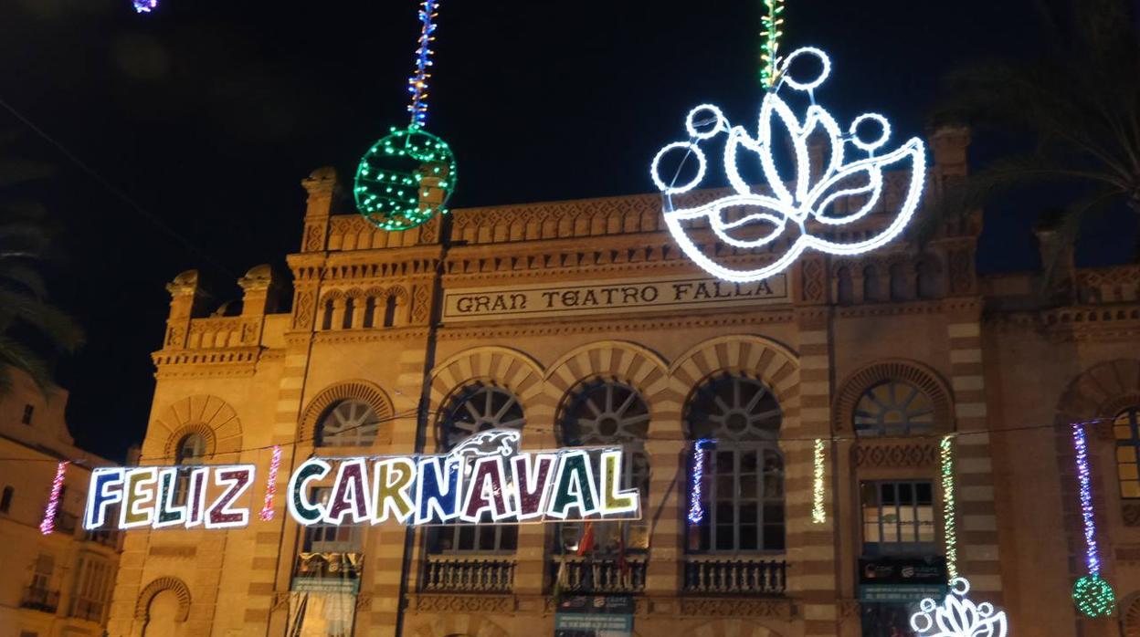 El Teatro Falla vivió más de trece horas de la final del concurso de coplas