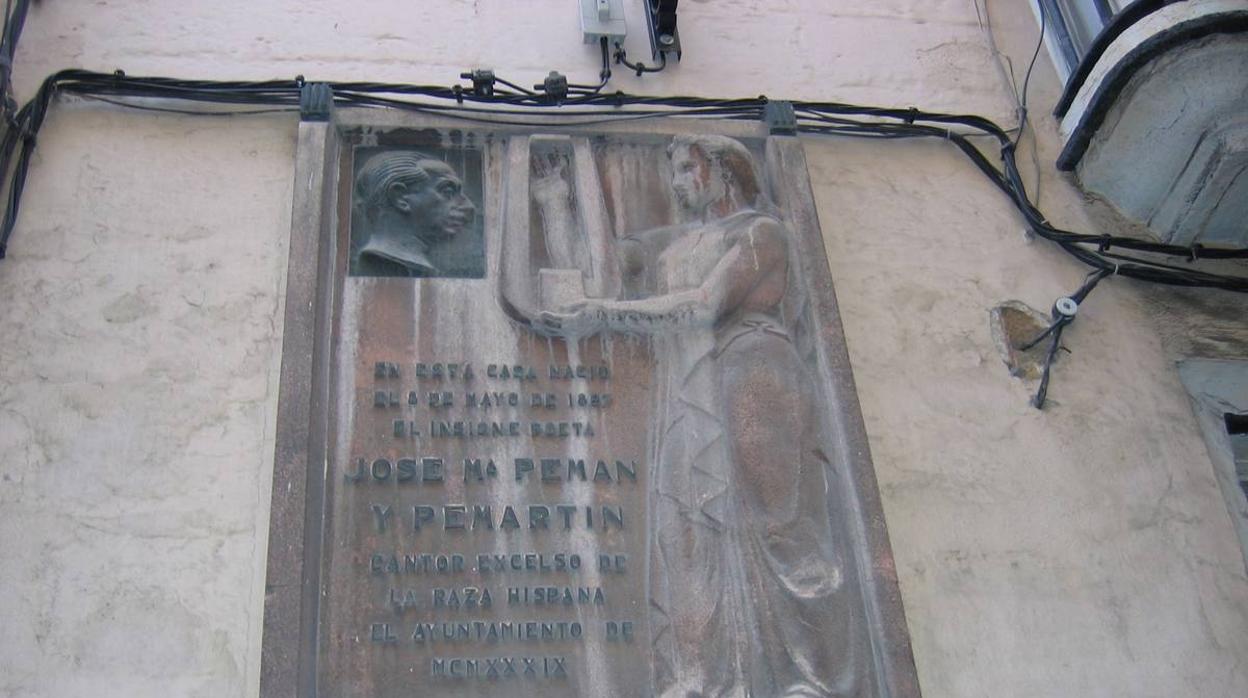 La placa de Pemán ubicada en la calle Isabel La Católica de Cádiz.