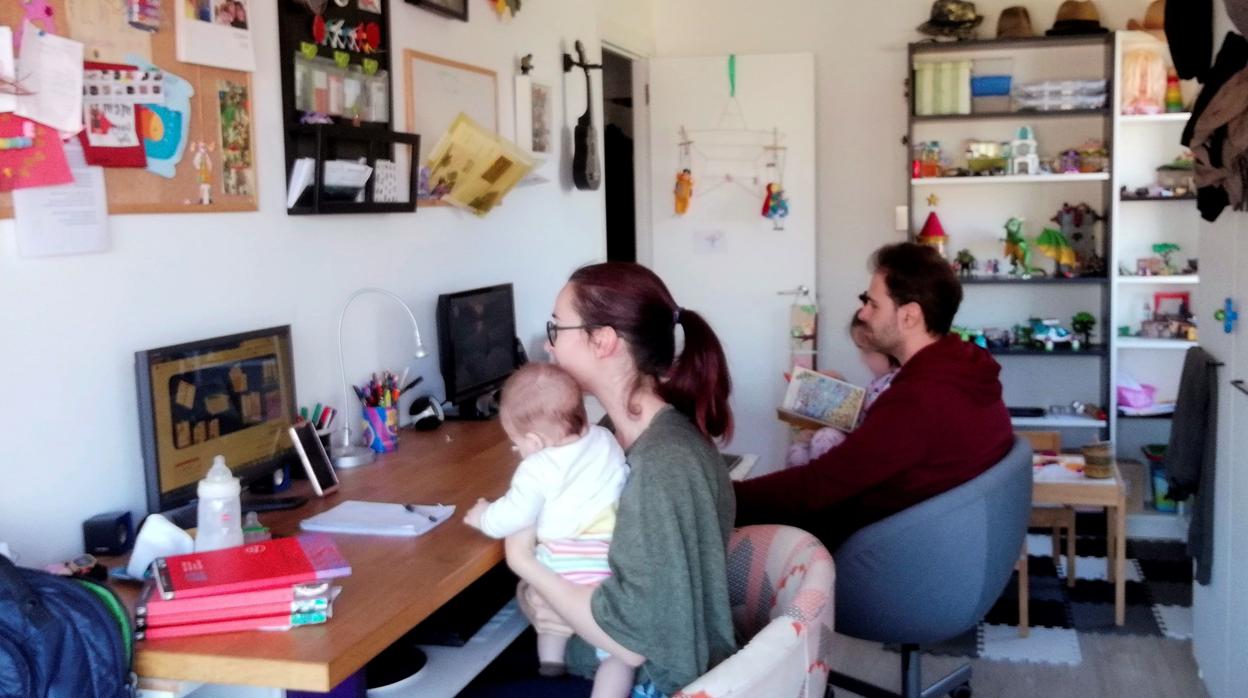 Una profesora da las clases desde casa