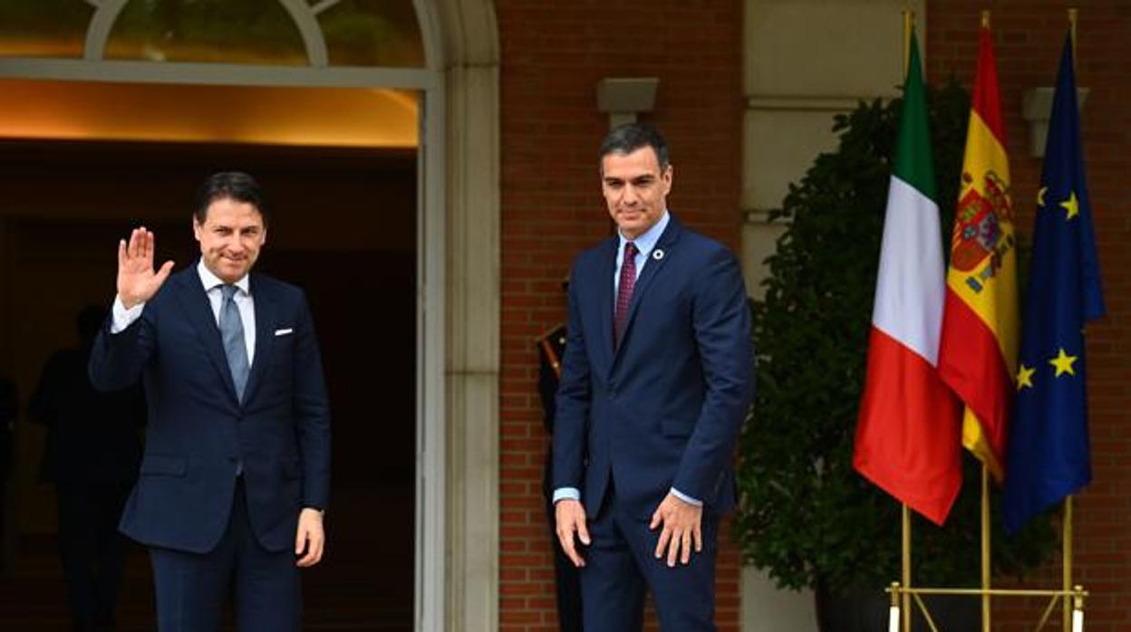 El primer ministro italiano Giuseppe Conte (izda) junto a su homólogo español Pedro Sánchez (dcha)