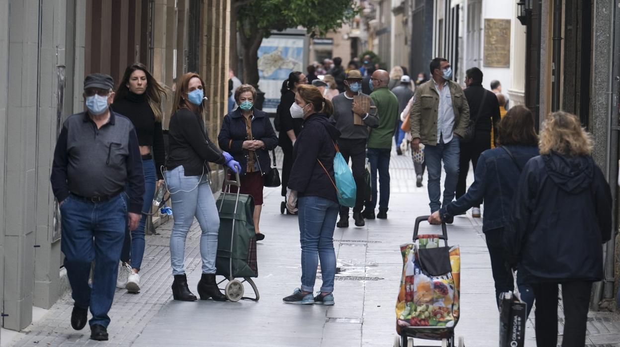 Personas de compras por el centro de Cádiz.