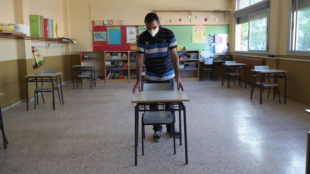 Uno de los docentes prepara los centros para adaptarse a las medidas de seguridad sanitaria anticovid-19.