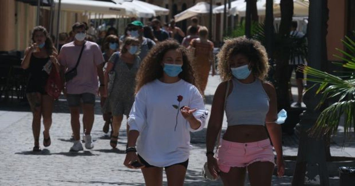 Gente con mascarilla por las calles de Cádiz.