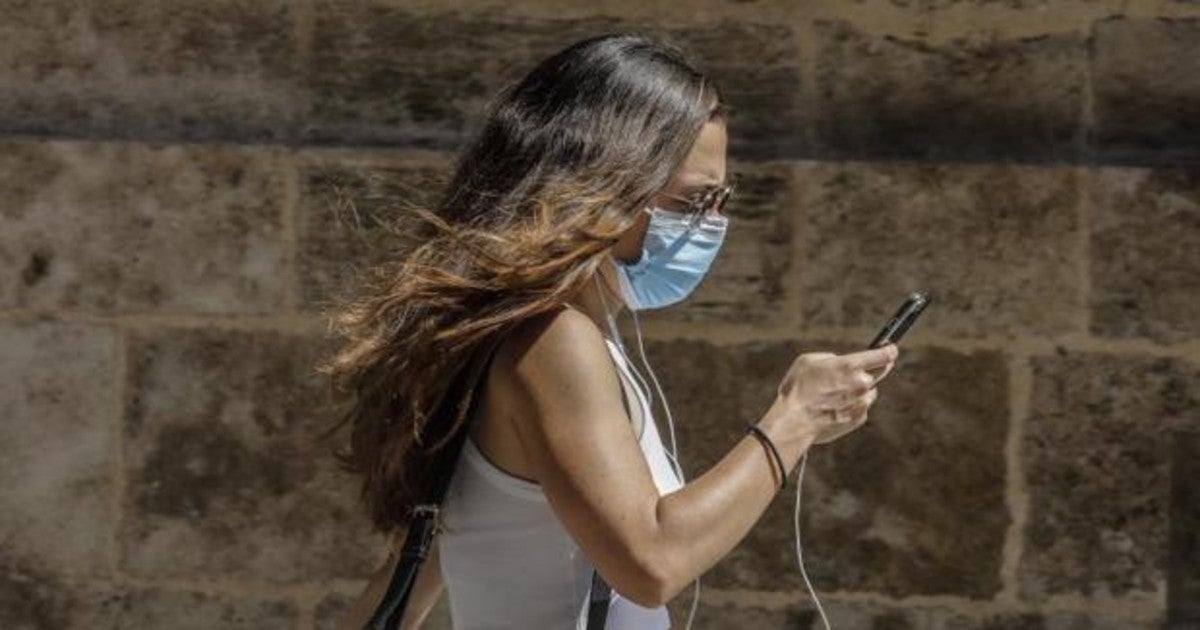 Mujer con mascarilla.