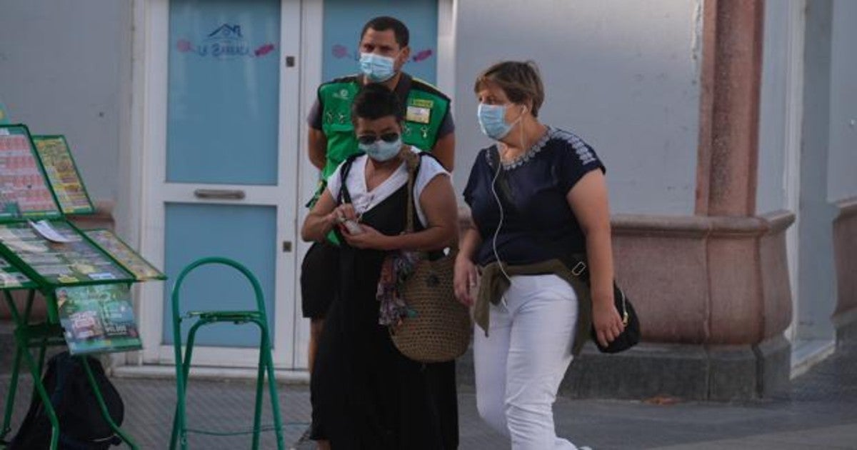 Gente con mascarilla por la calle.