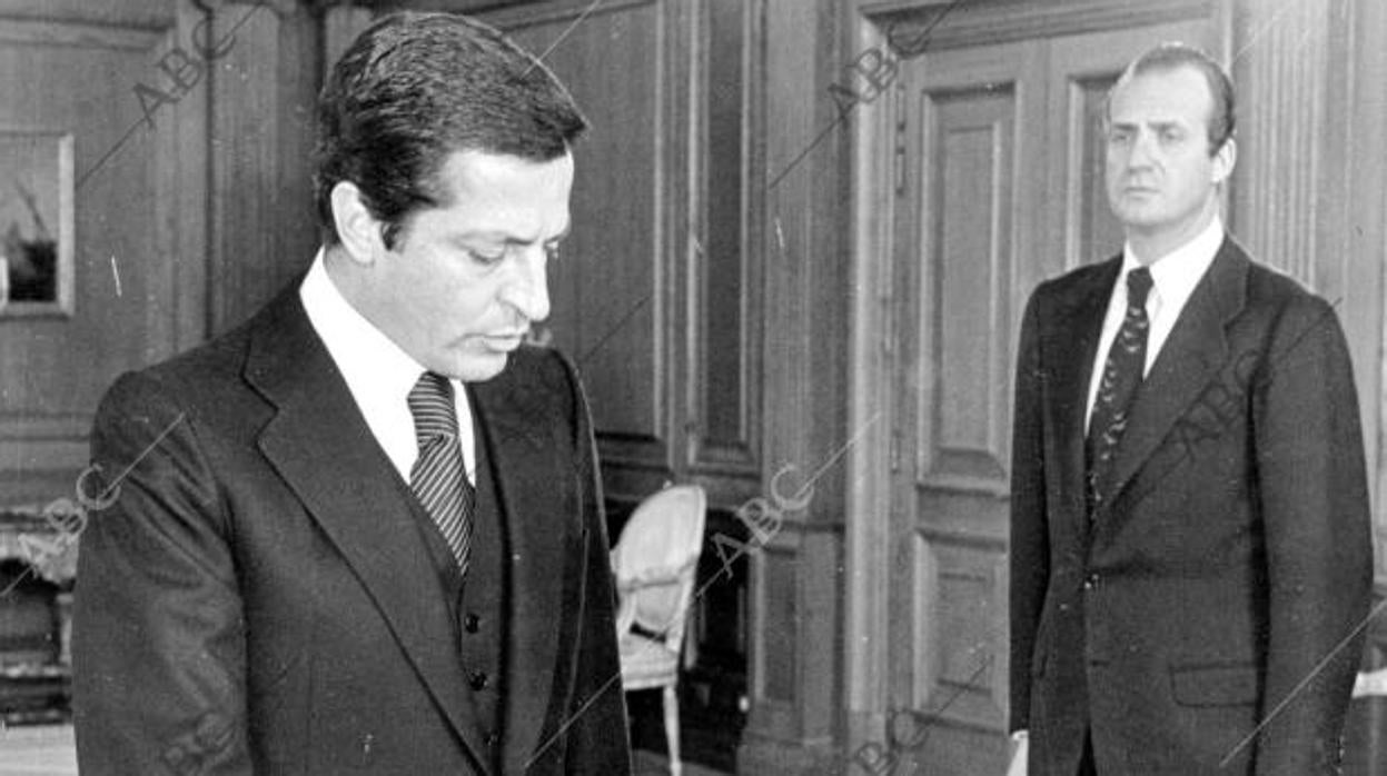 Adolfo Suárez jura como presidente del Gobierno ante el Rey en 1979.