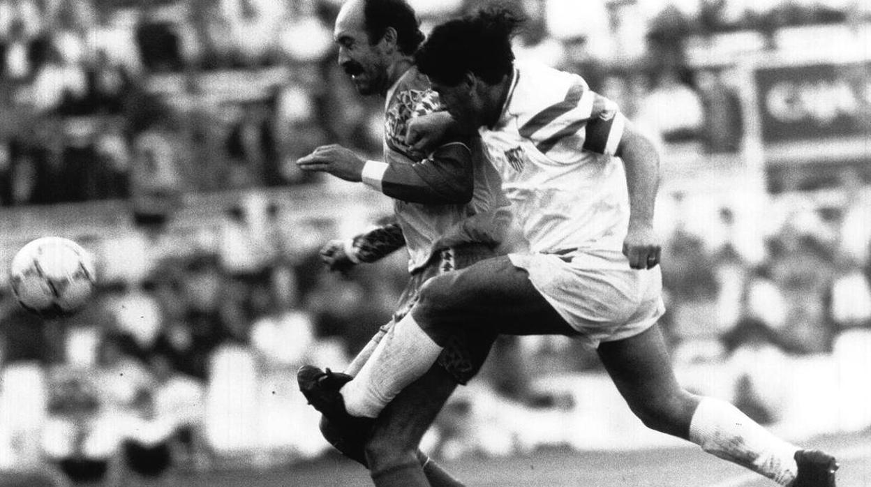 Maradona hace una fea entrada a Carmelo Navarro en aquel Cádiz-Sevilla del año 93.