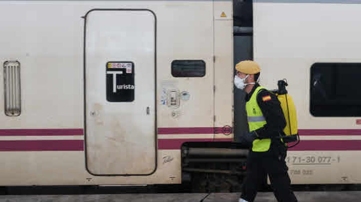 Un miembro de la UME, realizando labores de desinfección en la estación de trenes