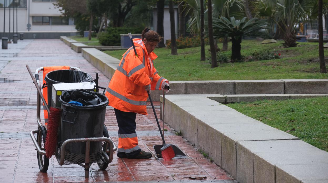 Kichi ha tardado más de cinco años en renunciar a su remunicipalización y reactivar el contrato de limpieza