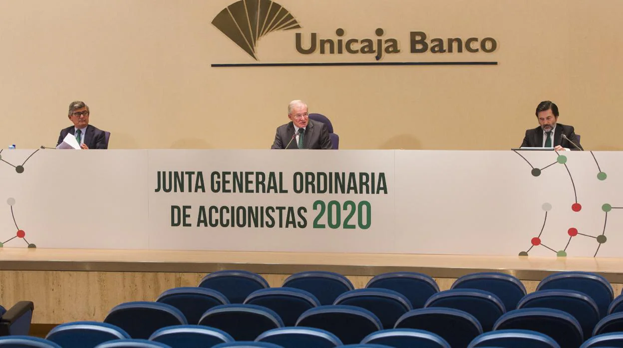 El presidente de Unicaja, Manuel Azuaga, en la junta de accionistas telemática de este año
