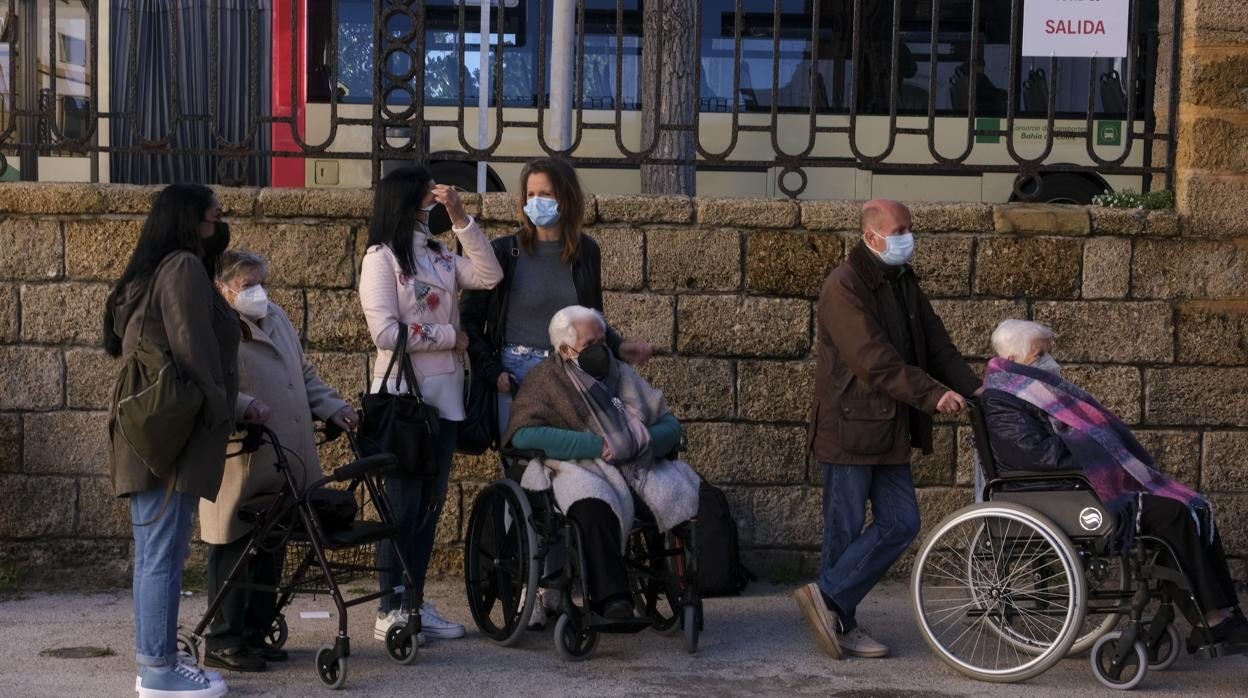 Mayores, acompañados por familiares y cuidadores, en un punto de vacunación de Cádiz