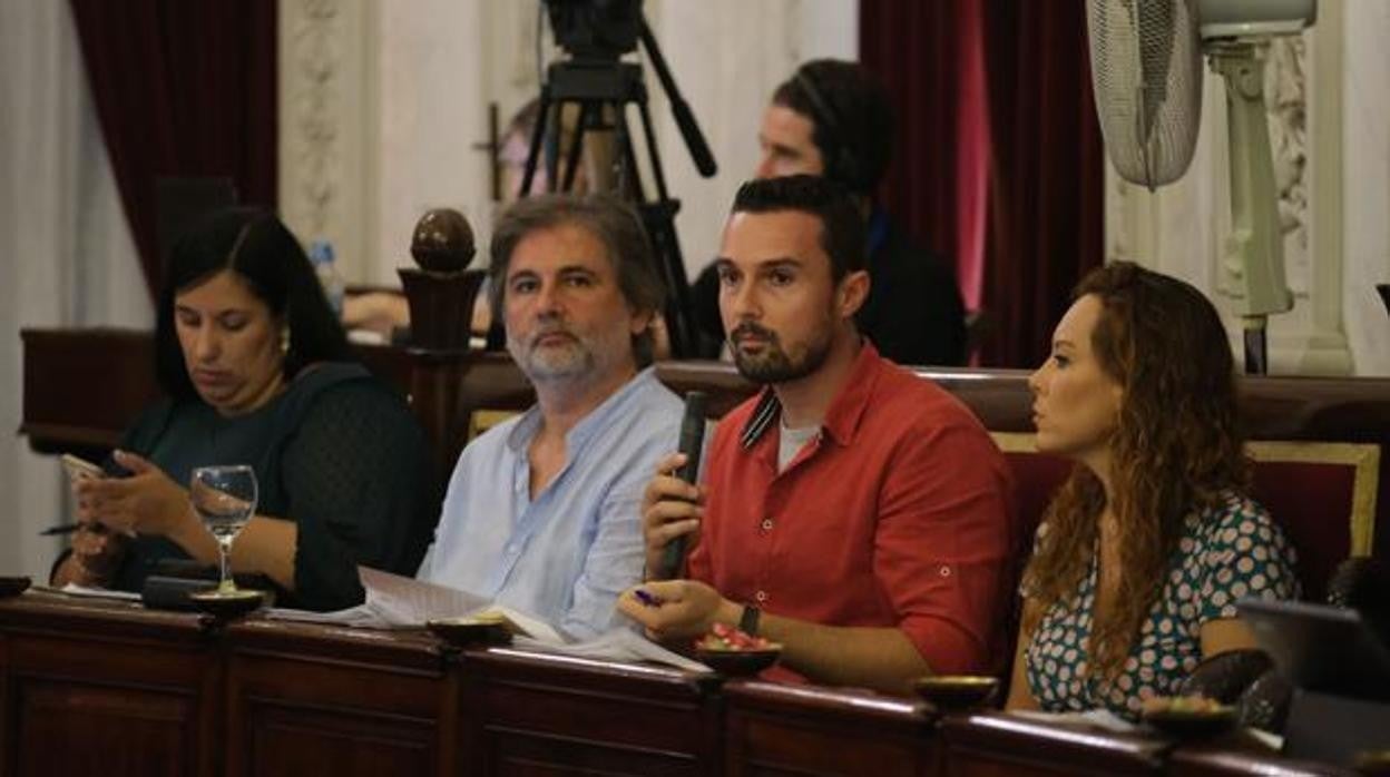 La Voz de Cádiz: Los uniformes: mal y síntoma en el Ayuntamiento