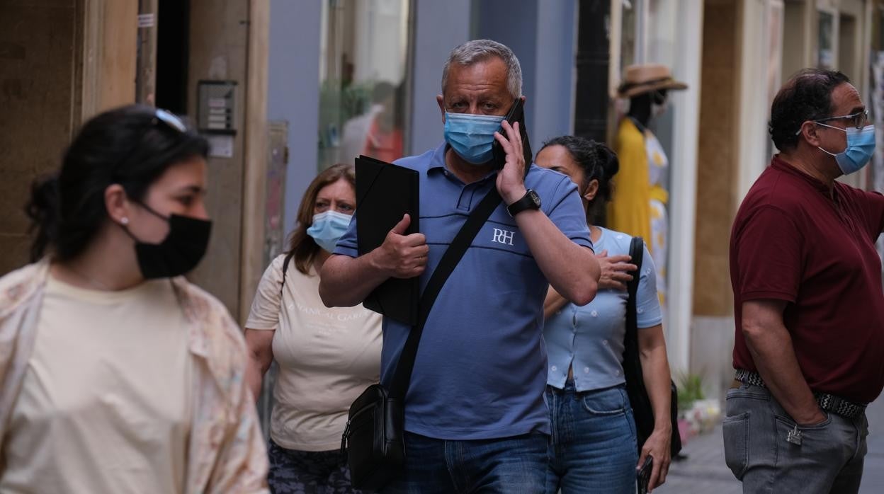 Gente con mascarilla por Cádiz.