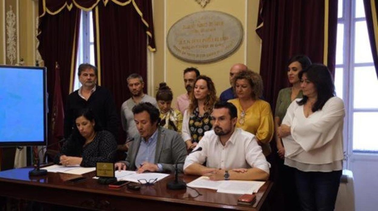 El alcalde de Cádiz y sus concejales, en una rueda de prensa en el Ayuntamiento.