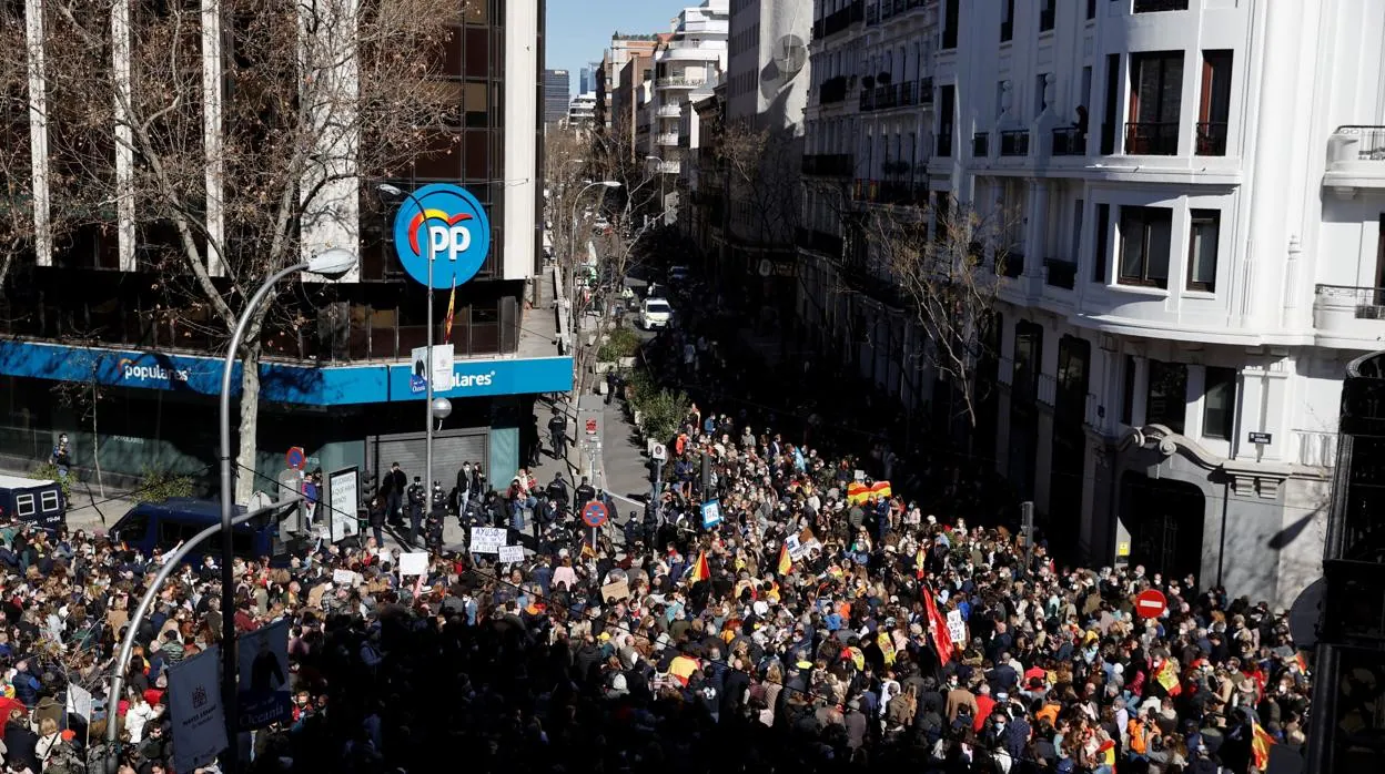 Simpatizantes de Isabel Díaz Ayuso durante la concentración que han protagonizado este domingo frente a la sede del PP en la calle Génova
