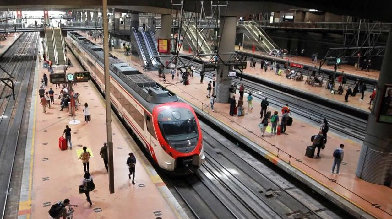 Un tren de Cercanías, en la estación de Atocha