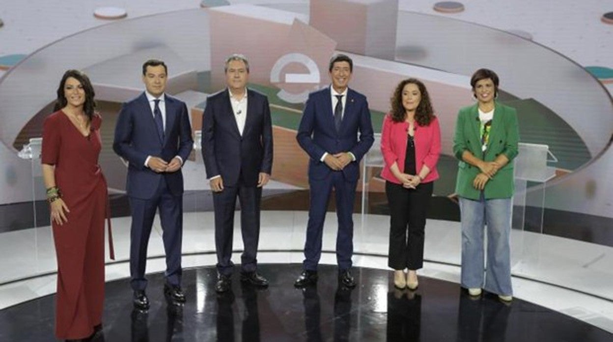 Los candidatos, durante el debate, con Olona y Rodríguez-Rubio en ambos extremos