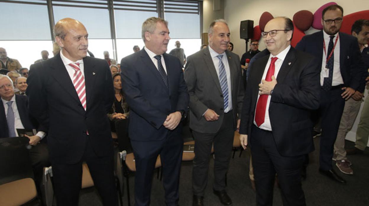 José María del Nido y José Castro, entre otros, durante la presentación del libro «Nunca se rinde»; última vez en la que ambos se vieron en un acto público