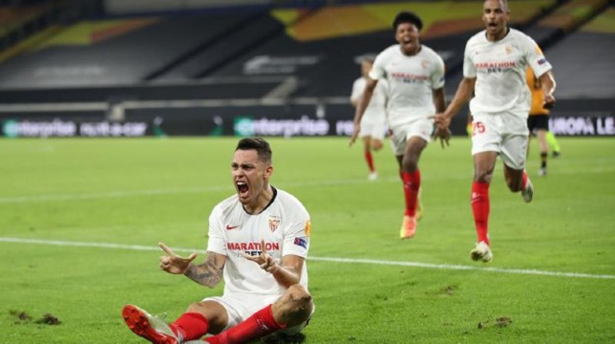 Ocampos celebra con sus compañeros el gol en el Sevilla FC - Wolves