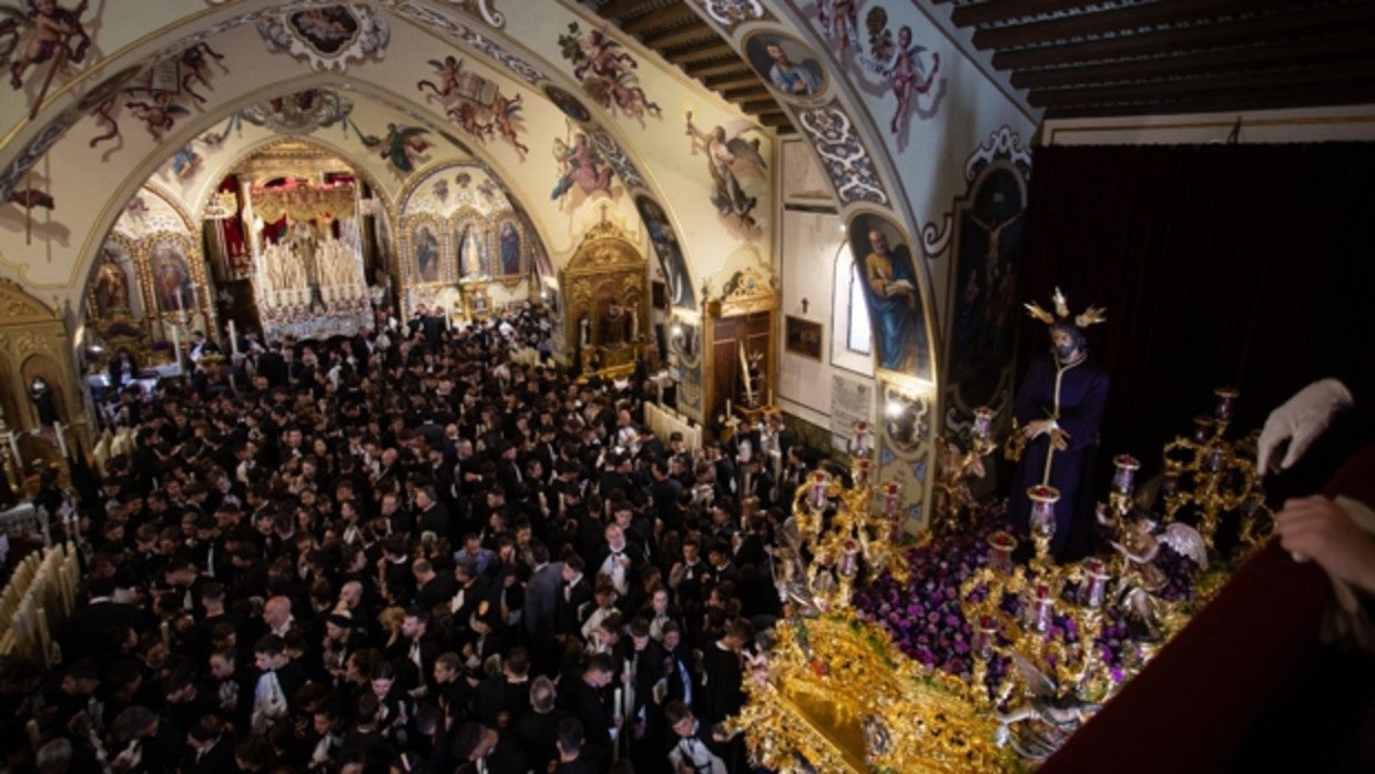 Hermanos de Santa Genoveva antes de la salida de la cofradía