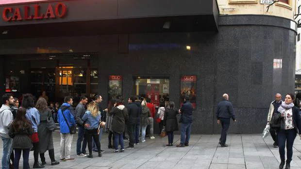 Decenas de personas hacían cola ayer lunes para acceder al cine Callao, en pleno centro de Madrid