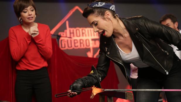 Pilar Rubio crea un cisne de cristal en su reto de «El Hormiguero»