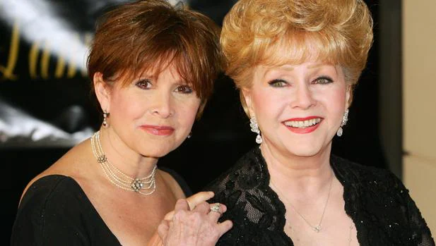 Carrie Fisher y su madre, Debbie Reynolds, en febrero de 2007