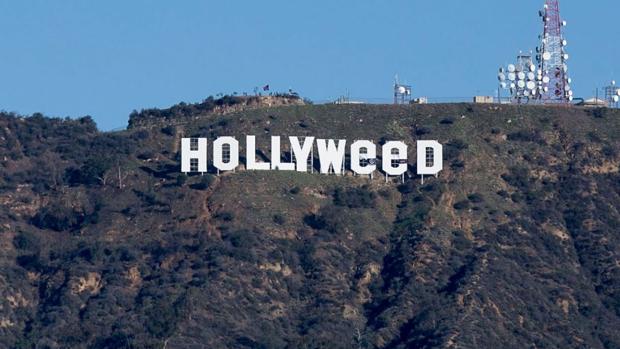 Cambian el famoso letrero blanco de Hollywood para celebrar que la marihuana ya es legal