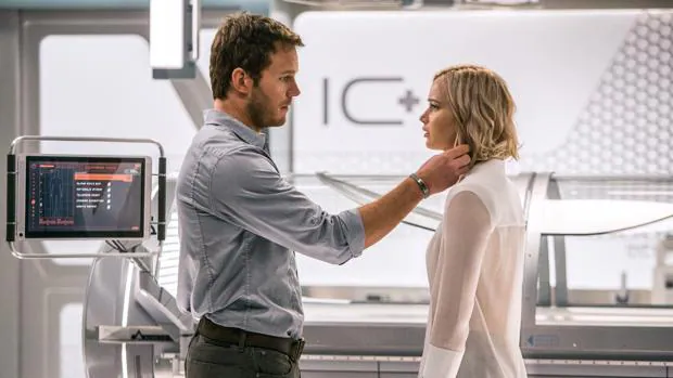 Chris Pratt y Jennifer Lawrence, en la película «Passengers»